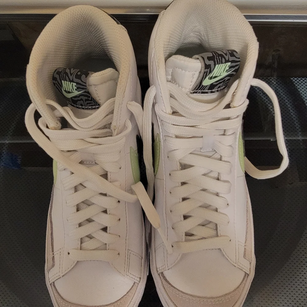 Nike Blazer Mid '77 "Barely Volt" Kids Size 5.5Y - Picture 1 of 8
